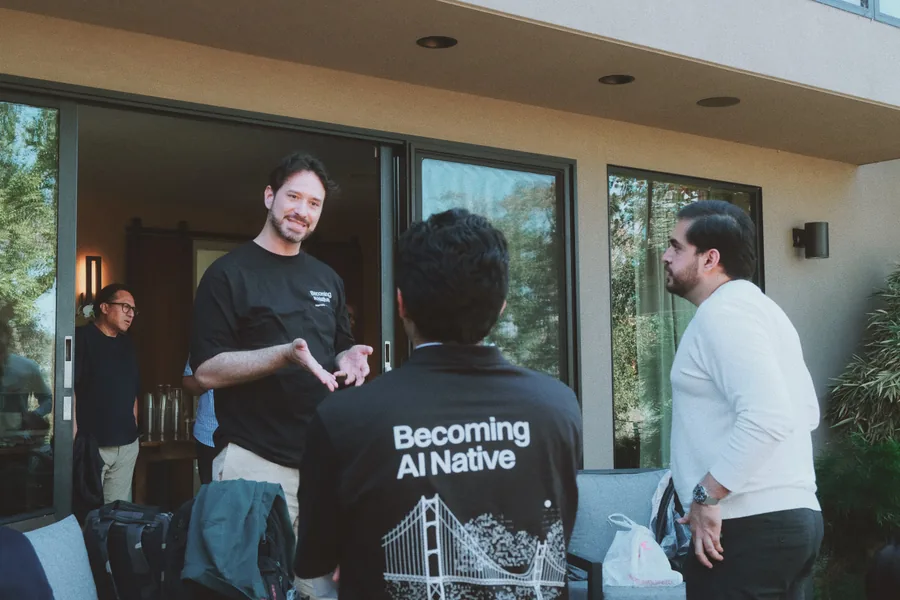 Participantes conversando en una terraza durante Becoming AI Native