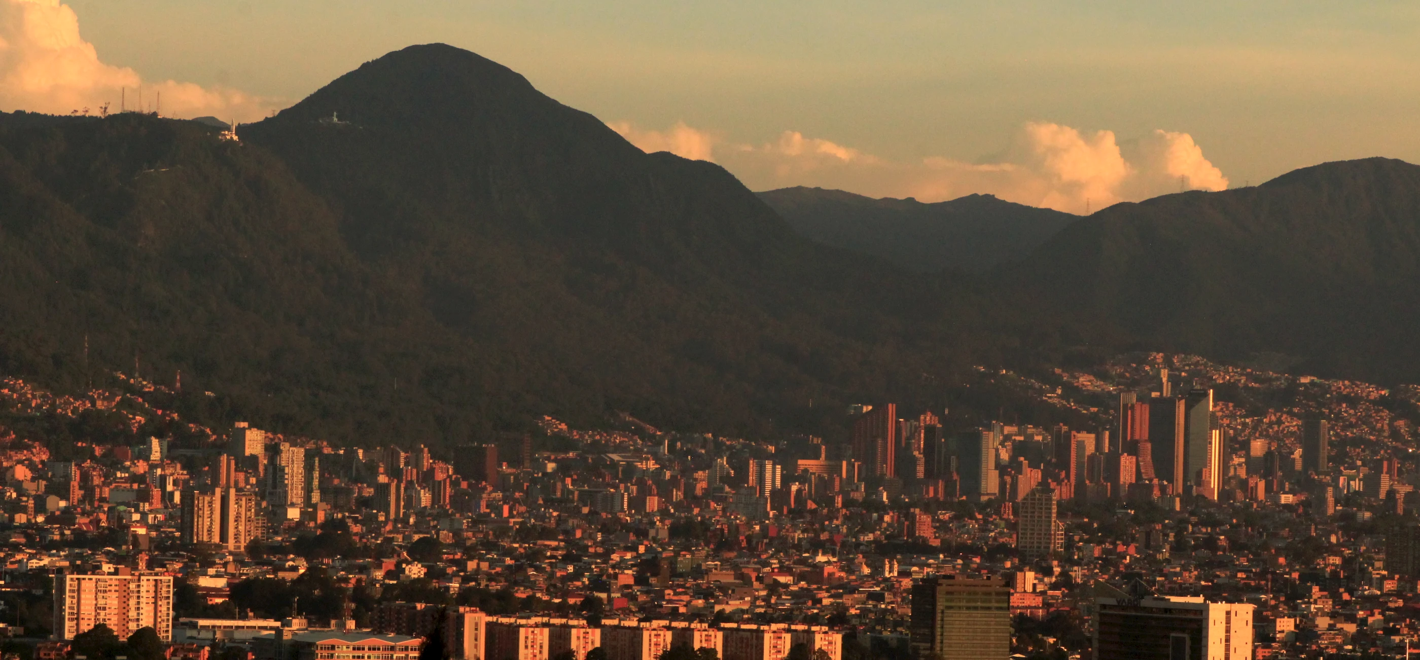 Bogotá al atardecer frente a los cerros de Monserrate y Guadalupe.
